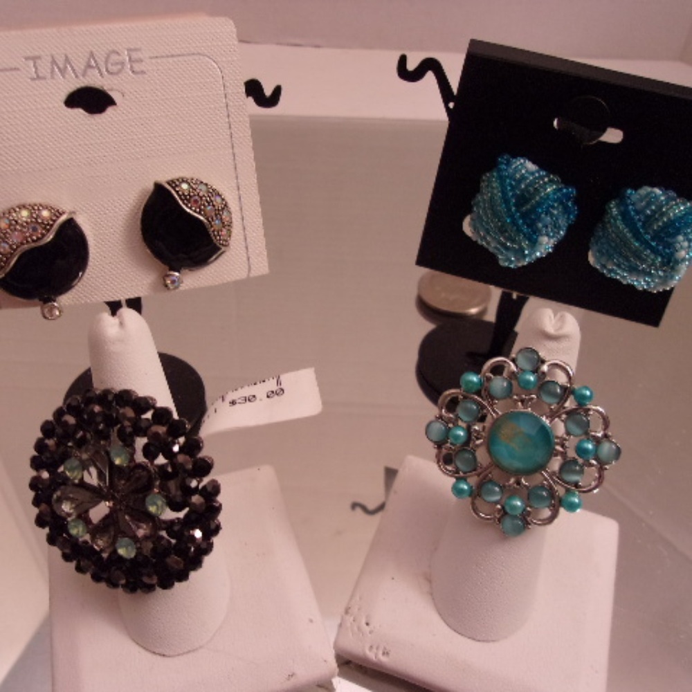 2 clip on earrings & 2 adj designer rings. L6-1